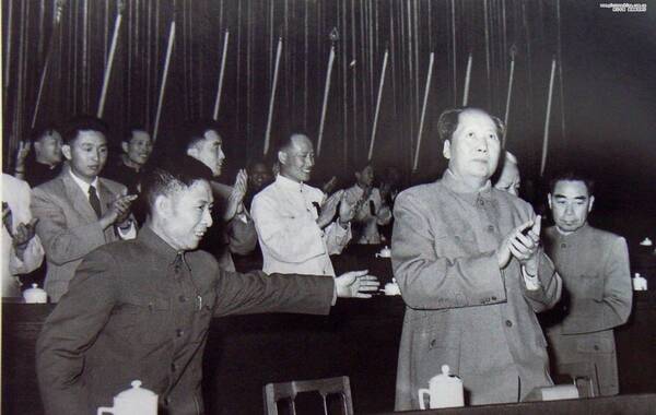 胡耀邦(1915—1989)，湖南浏阳人。中国共产党、中国共产主义青年团和中华人民共和国重要领导人之一。（来源：照片中国的凤凰网博报）2025-08-05下午，中国新民主主义青年团第三次全国代表大会在京开幕，图为开幕式上，胡耀邦与毛泽东、周恩来合影。这次大会决定将中国新民主主义青年团改称中国共产主义青年团，简称共青团。